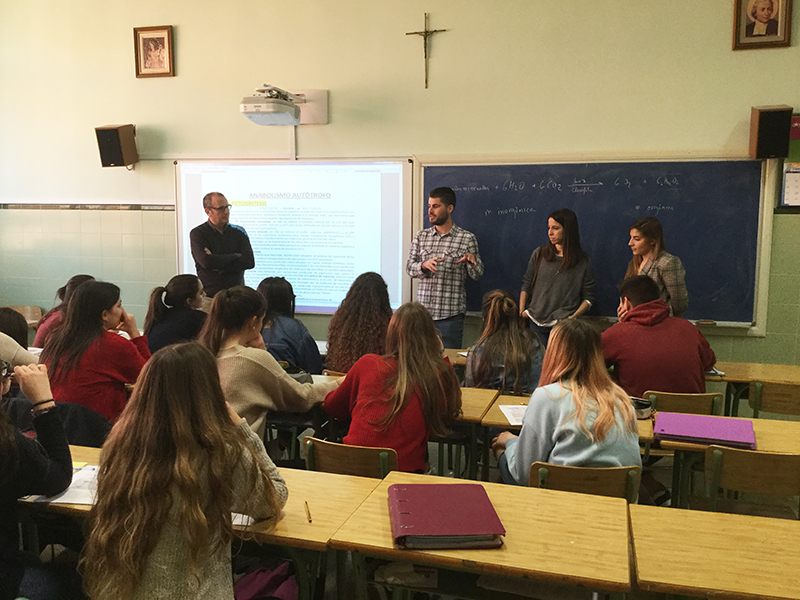 Visita de antiguos alumnos del Colegio que acaban de aprobar el MIR