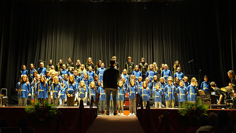 El Teatro La Salle Paterna se llena de voces solidarias en el II Certamen de Corales «Gente Pequeña»