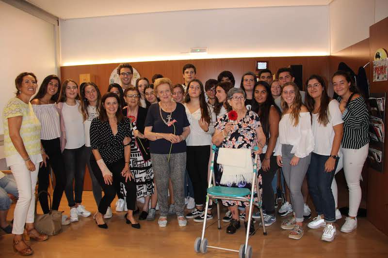 Alumnos de 2º de Bachillerato conocen y sienten una nueva realidad con personas mayores
