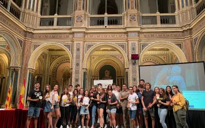 Alumnos de 2º de Bachillerato conocen y sienten una nueva realidad con personas mayores