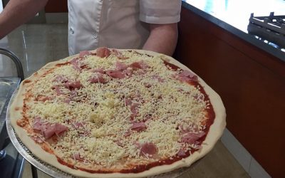 El Pizzero de Colevisa visita el comedor escolar