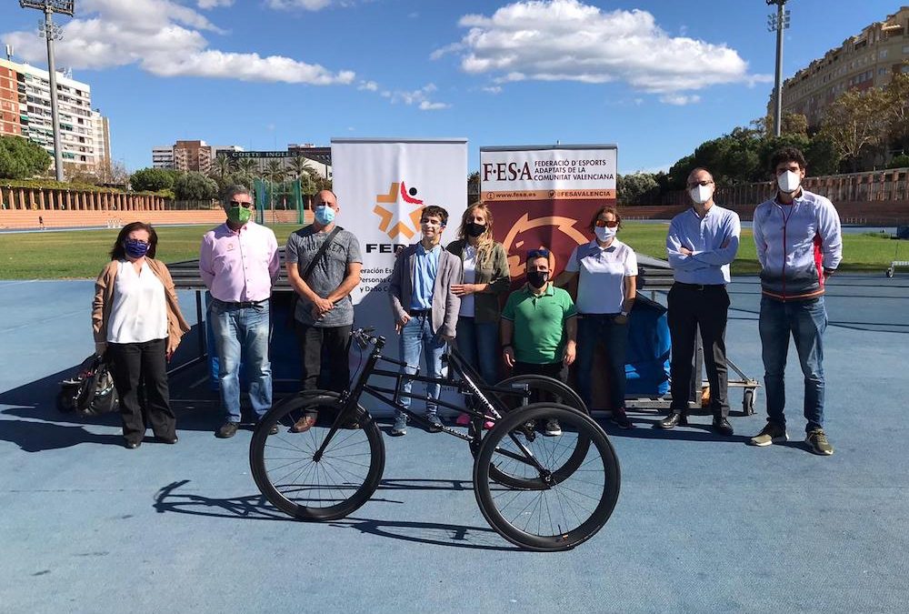 Rubén Aldas, alumno de 4º de ESO, recibe una Run Bike de Atletismo por parte de la Federación Española de Deportes con Parálisis Cerebral y Daño Cerebral Adquirido (FEDPC) y otras entidades