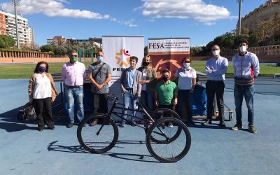 Rubén Aldas, alumno de 4º de ESO, recibe una Run Bike de Atletismo por parte de la Federación Española de Deportes con Parálisis Cerebral y Daño Cerebral Adquirido (FEDPC) y otras entidades