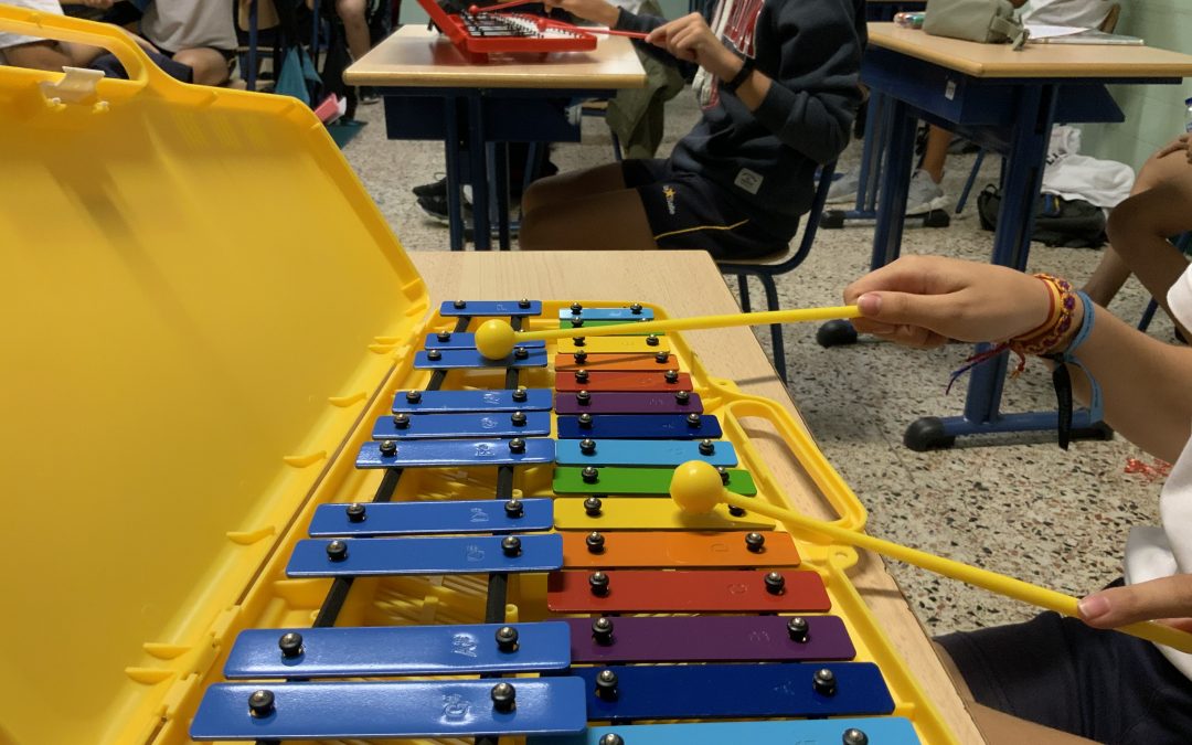 En la clase de música suena el metalófono