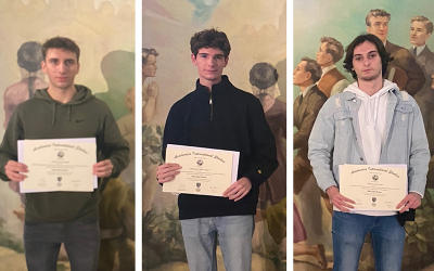 Tres alumnos reciben la titulación del Diploma Dual Internacional de Bachillerato