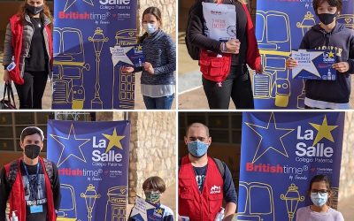 Estudiantes del mes y ganadores del Speech Club en la actividad de Primary English