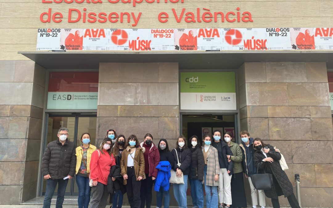 Las alumnas de 2º de bachillerato artístico visitan la EASD mirando a su futuro próximo