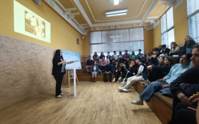 Esther Martínez, de 1º de Bachillerato, inaugura la Tribuna de los oradores con su exposición sobre ‘La esclavitud del siglo XXI’ 