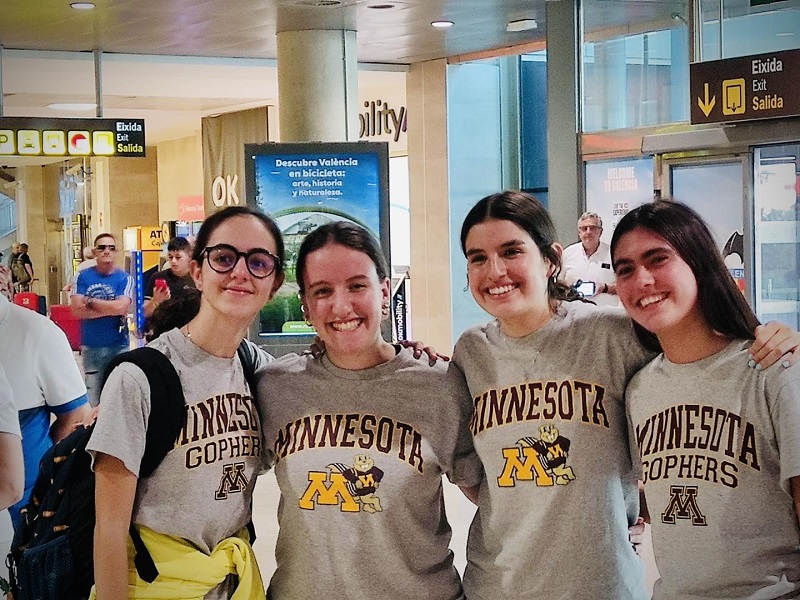Las alumnas participantes en el intercambio de larga duración de Minnesota regresan a casa tras una gran experiencia