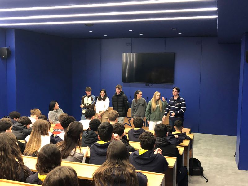 El alumnado de 4º de ESO recibe charlas informativas de estudios postobligatorios por sus compañeros de 2º de Bachillerato