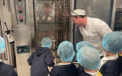 El alumnado de 1º de Primaria visita la cocina del colegio