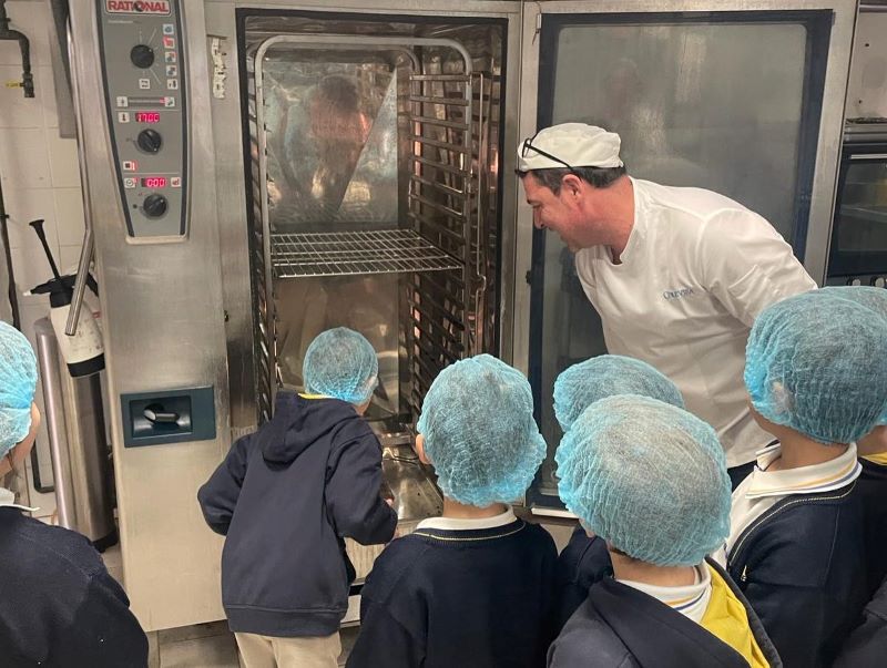 El alumnado de 1º de Primaria visita la cocina del colegio