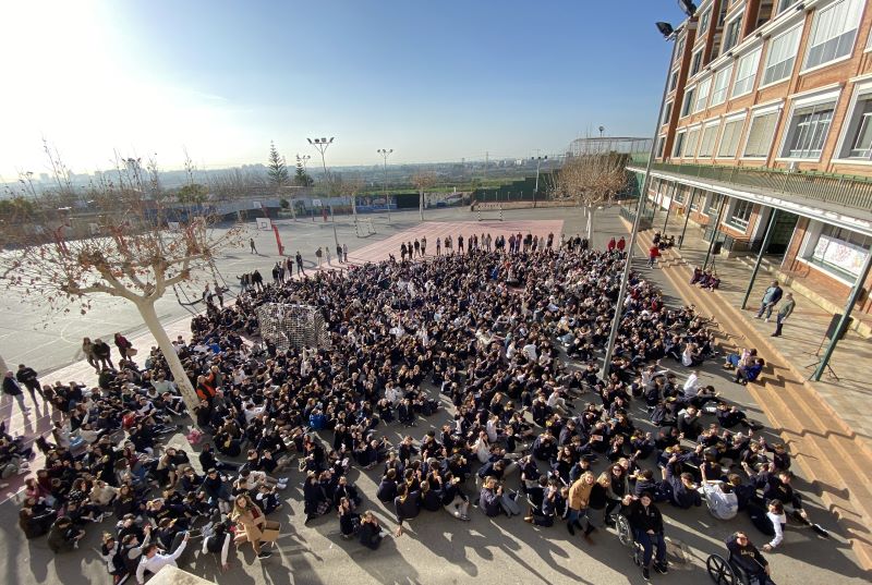 El Colegio La Salle de Paterna se llena de grullas por la Paz