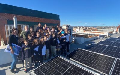 Los Consejeros Ecológicos del Colegio La Salle Paterna visitan la instalación de 190 placas solares en la terraza del centro educativo