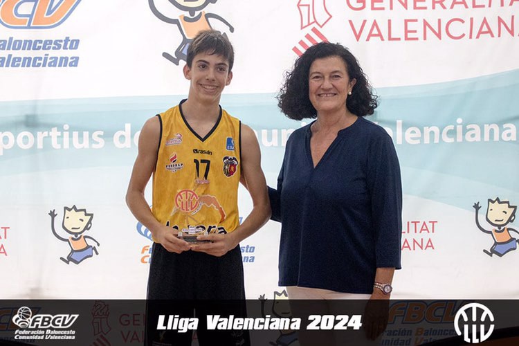Álvaro Lozano gana la copa al mejor jugador de la liga de Baloncesto