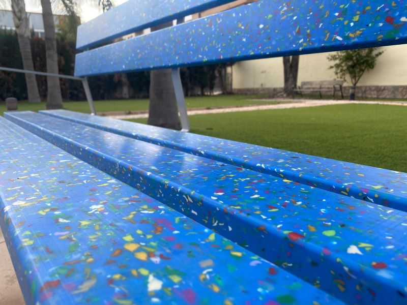 Llega el banco reciclado al Colegio La Salle gracias a la campaña de recogida de tapones