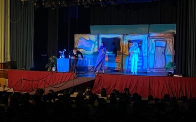 El alumnado de ESO y 1º de Bachillerato asiste a la obra de teatro en inglés titulada «Jekyll»