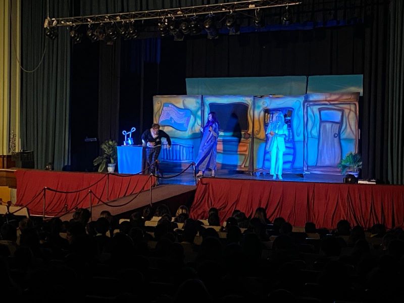 El alumnado de ESO y 1º de Bachillerato asiste a la obra de teatro en inglés titulada «Jekyll»