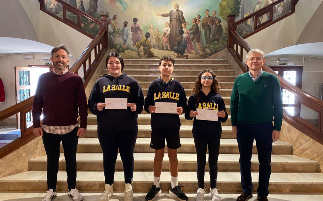 Tres alumnos reciben el Premio Extraordinario al Rendimiento Académico de Educación Primaria