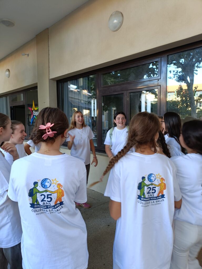 Recibimiento en La Salle Aviñón. TODOS los participantes en el intercambio: franceses y españoles, junto con sus profesores.