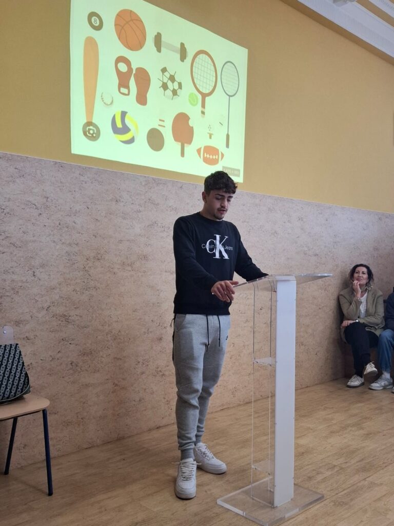 Pablo Ibáñez dando su charla sobre el deporte en la oratoria de los jueves.