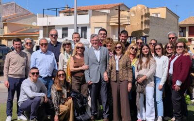 Adolfo Ibáñez, profesor de Arte de La Salle Paterna, inaugura una escultura en el municipio de Cheste como homenaje a las víctimas de la DANA